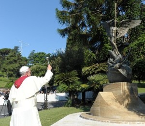 EL Papa Francisco bendice estatua de San Miguel Arcángel en los jardines del Vaticano.